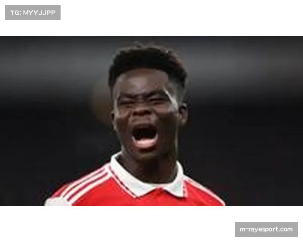 特写:萨卡在社区活动中心指导小球员,延续“足球回家”传统